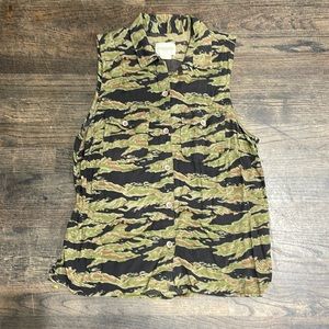 Excellent condition Obey sleeveless button down in size small.